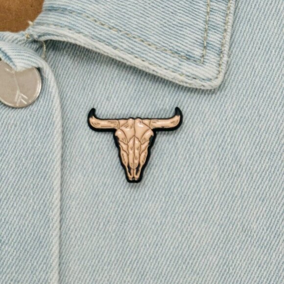 ✨Texas Cow Skull Longhorn Western Antlers Enamel Pin-Cow Skull Gift Lapel Brooch - Picture 1 of 4